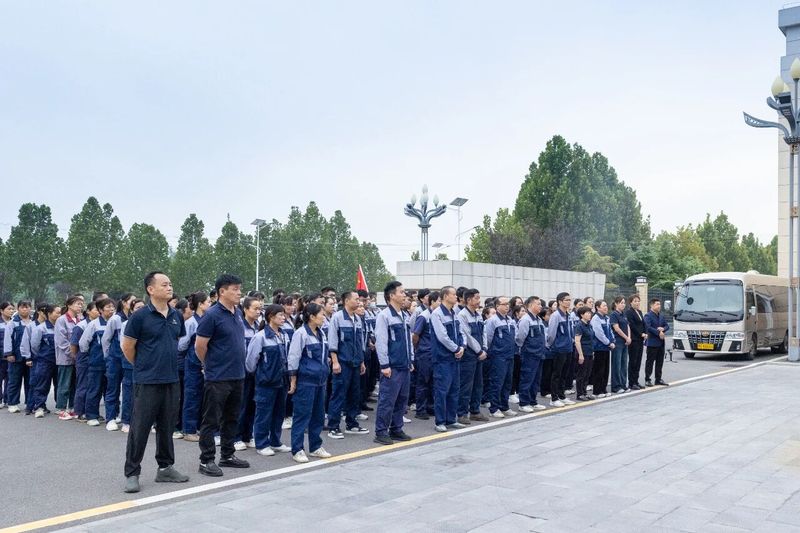 卓一牧業(yè)舉行國慶升旗儀式，共祝祖國繁榮昌盛！